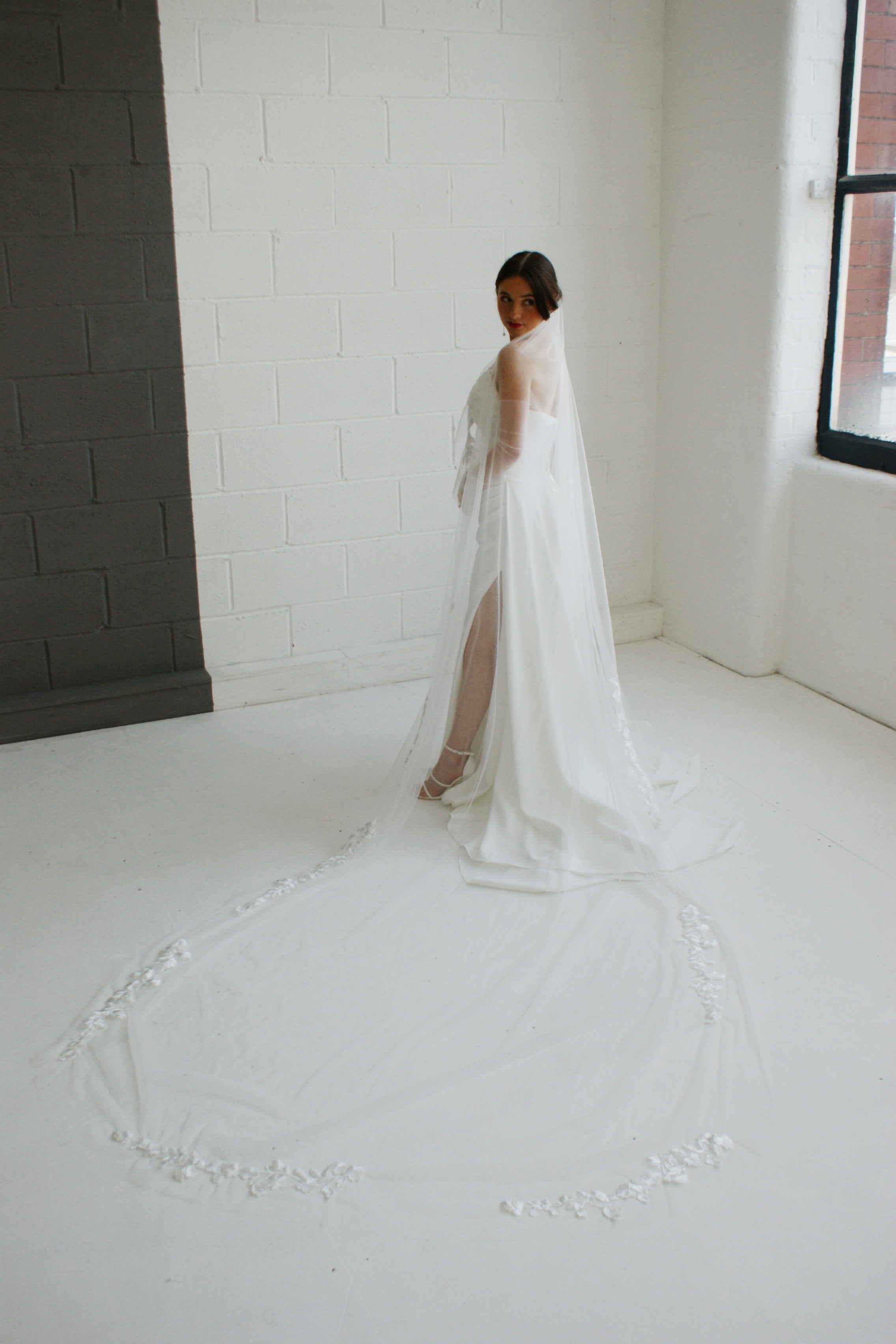 Cathedral Lace Trim Wedding Veil - Velo Bianco