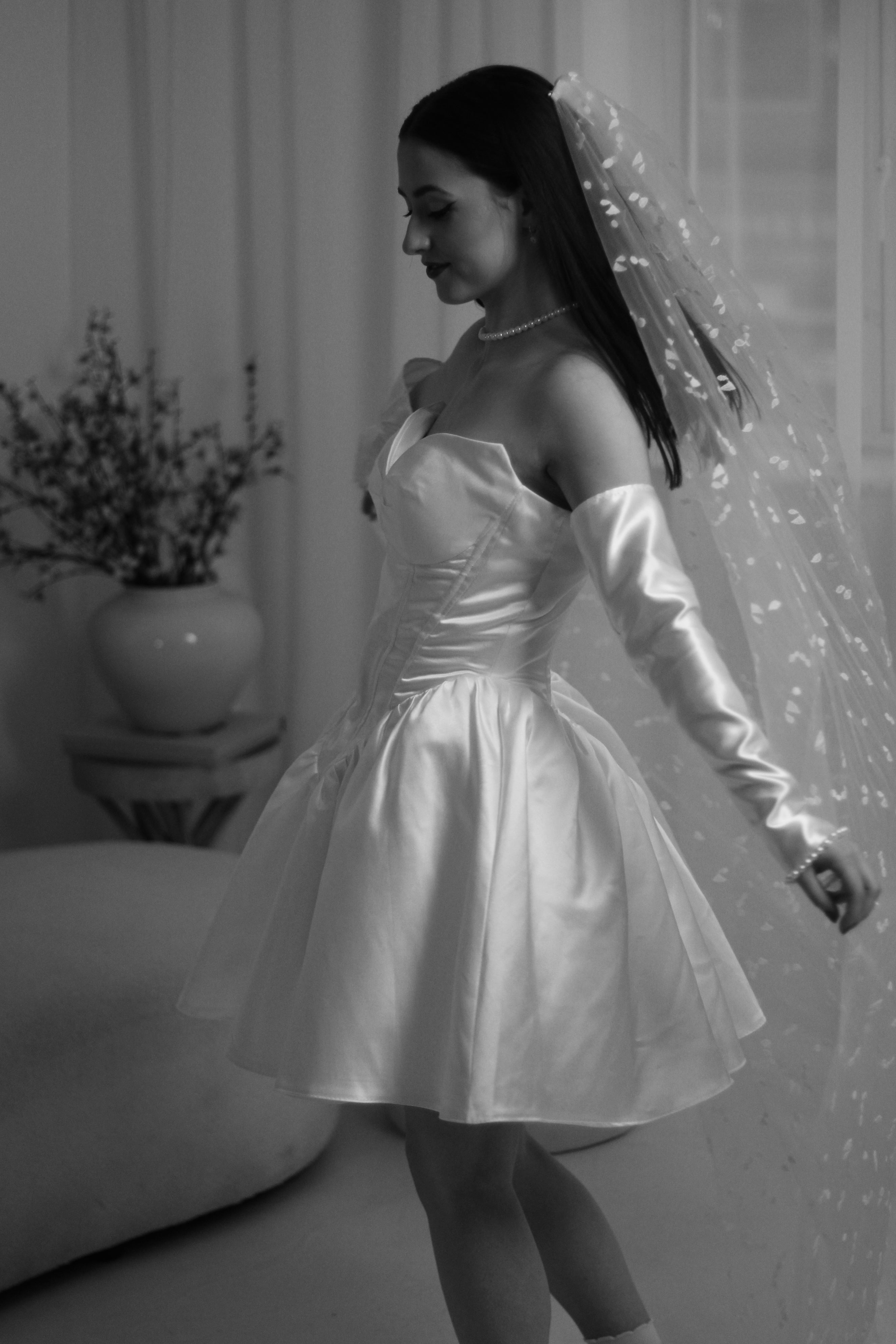 Mini Satin Wedding dress with 3d patterned wedding veil and detachable bridal sleeves. Chic and playful city hall wedding outfit