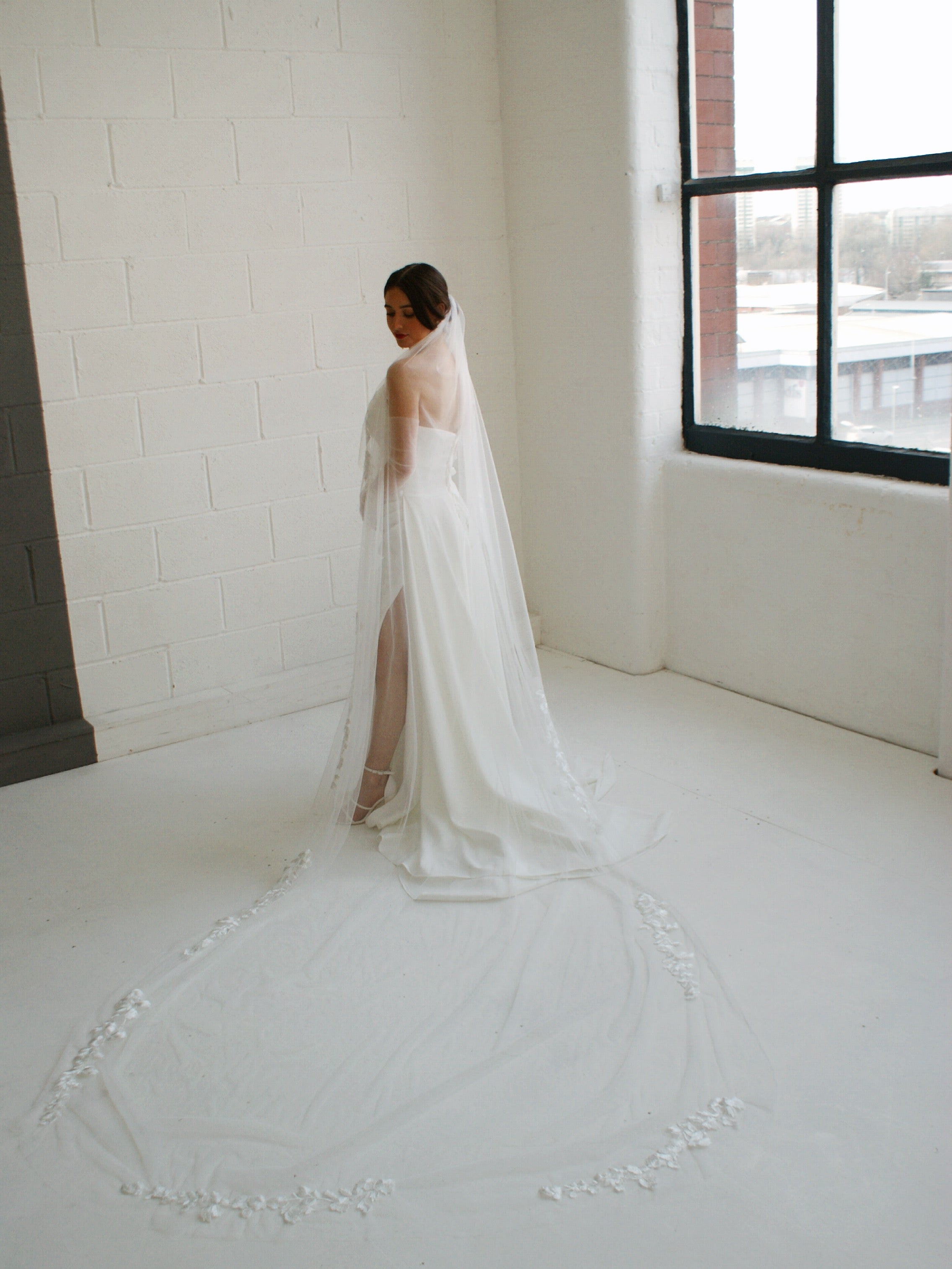 Cathedral Lace Trim Wedding Veil - Velo Bianco
