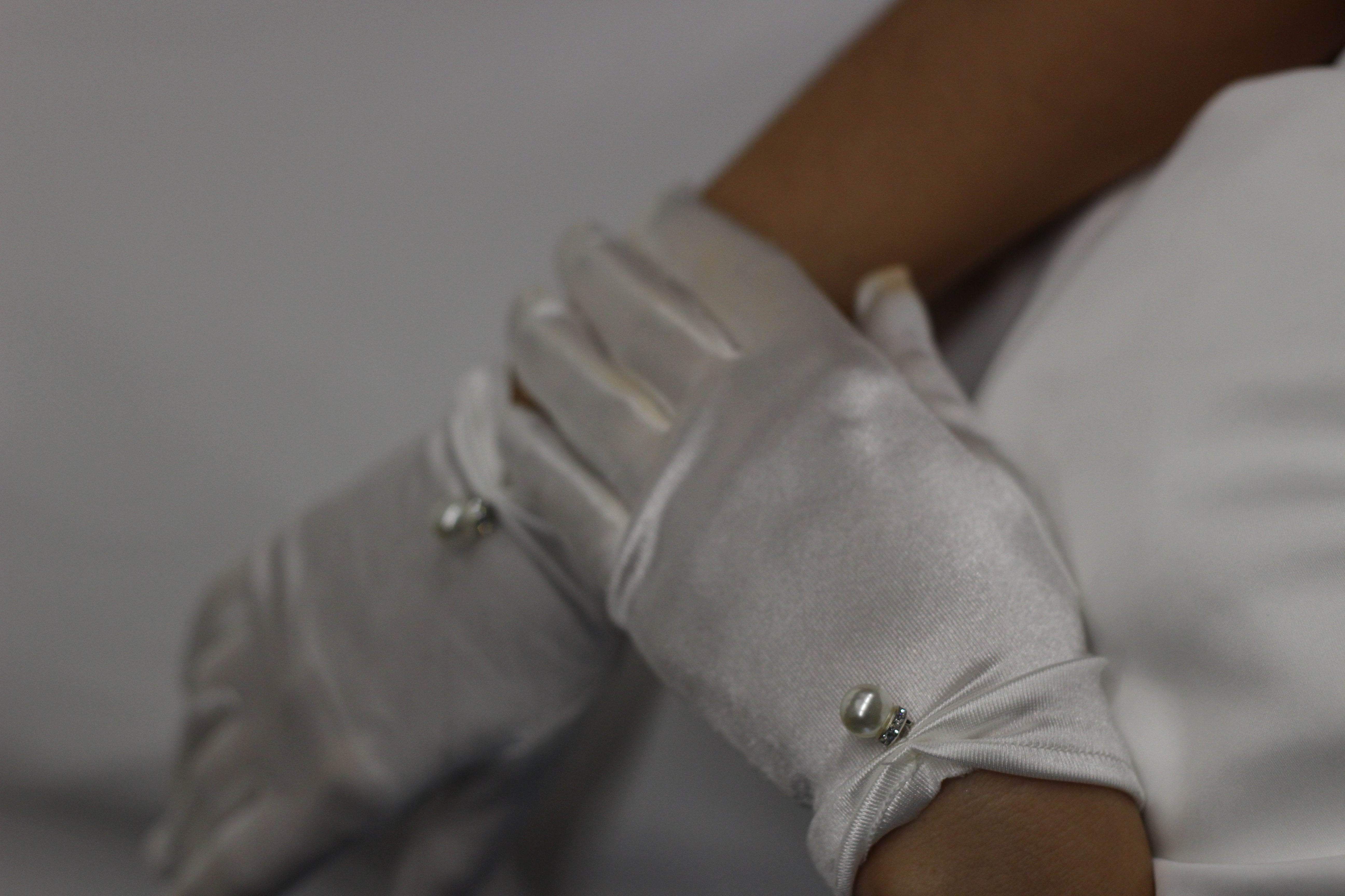 White Pearl Satin Bridal Gloves - Velo Bianco