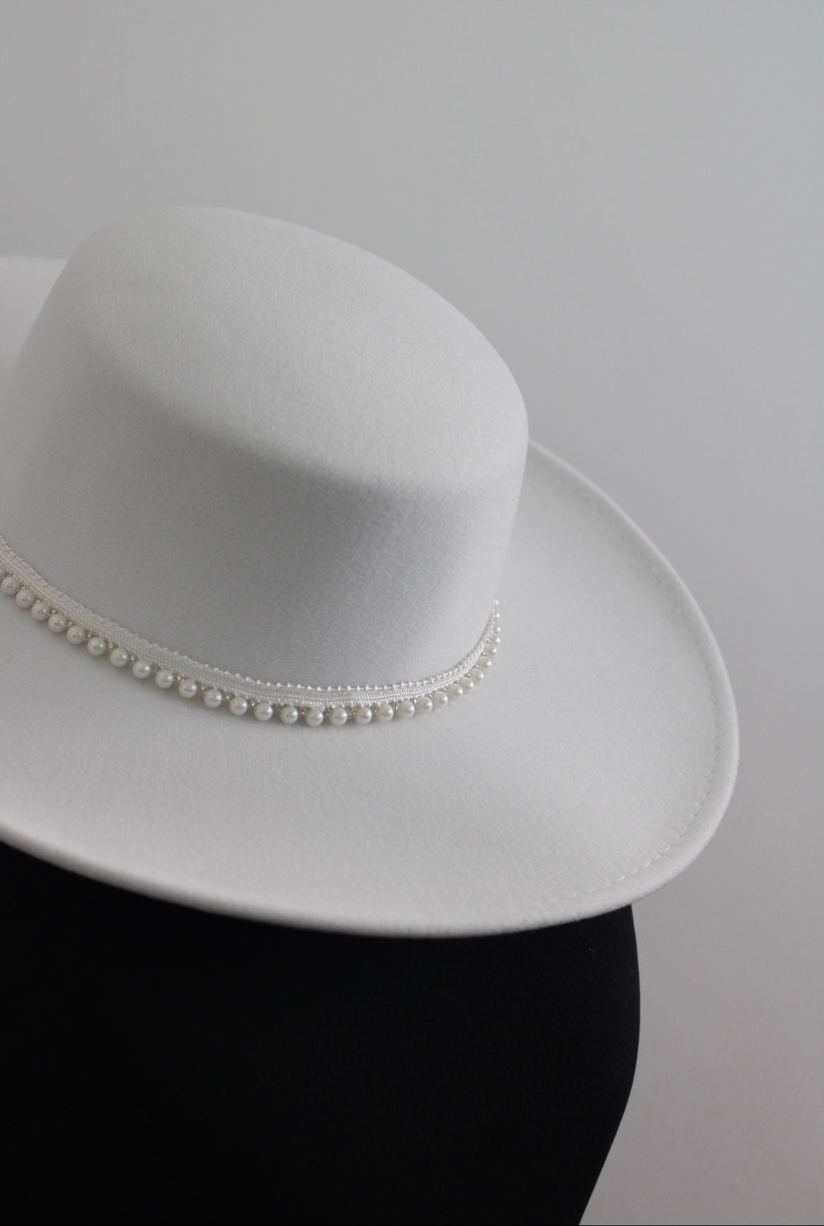 White Wedding Hat with detachable pearls - Velo Bianco