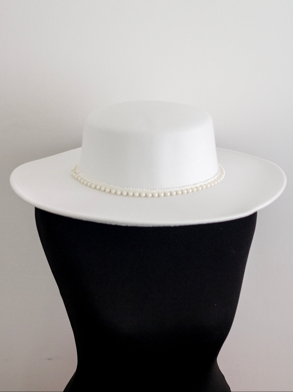 White Wedding Hat with detachable pearls - Velo Bianco