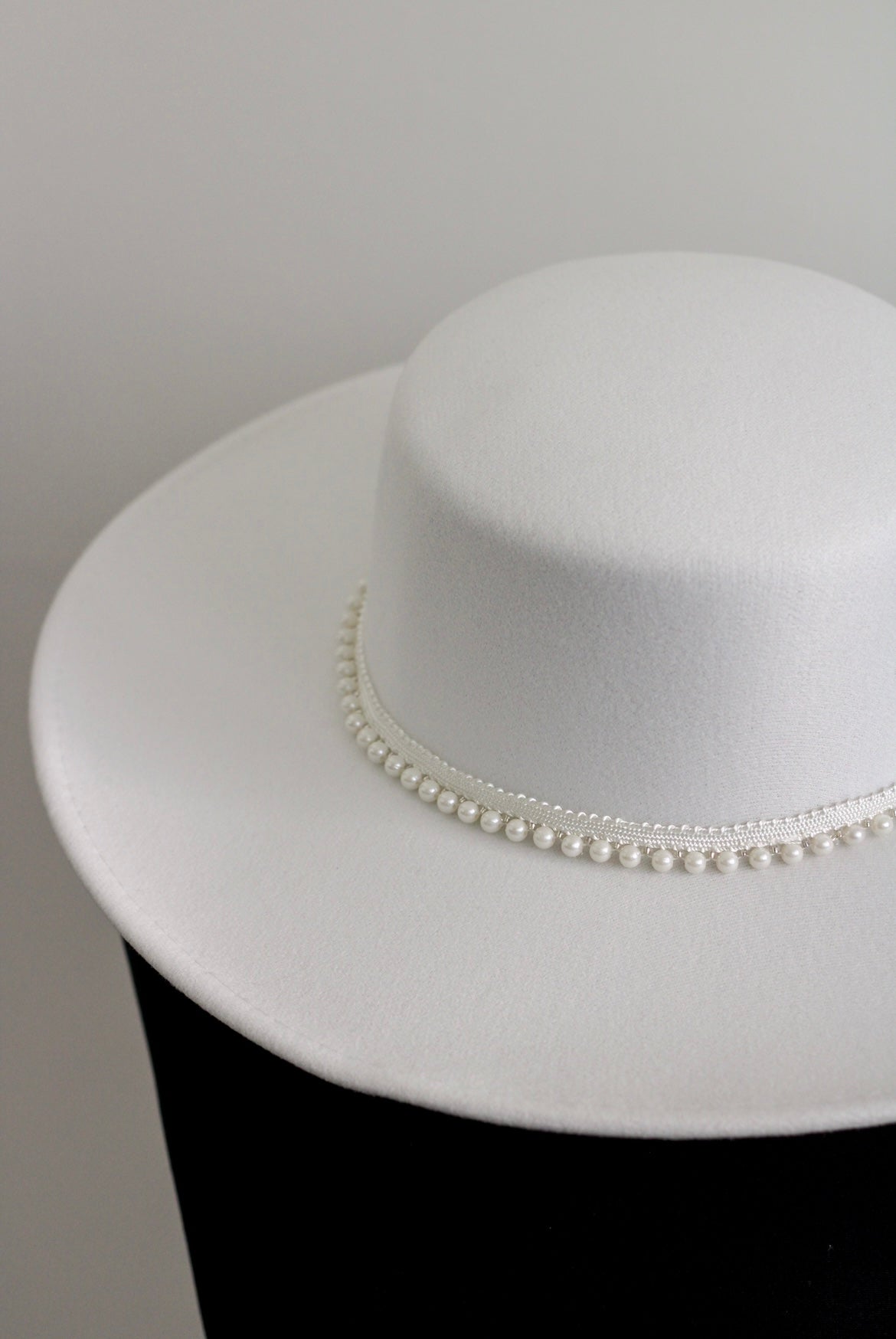 White Wedding Hat with detachable pearls - Velo Bianco