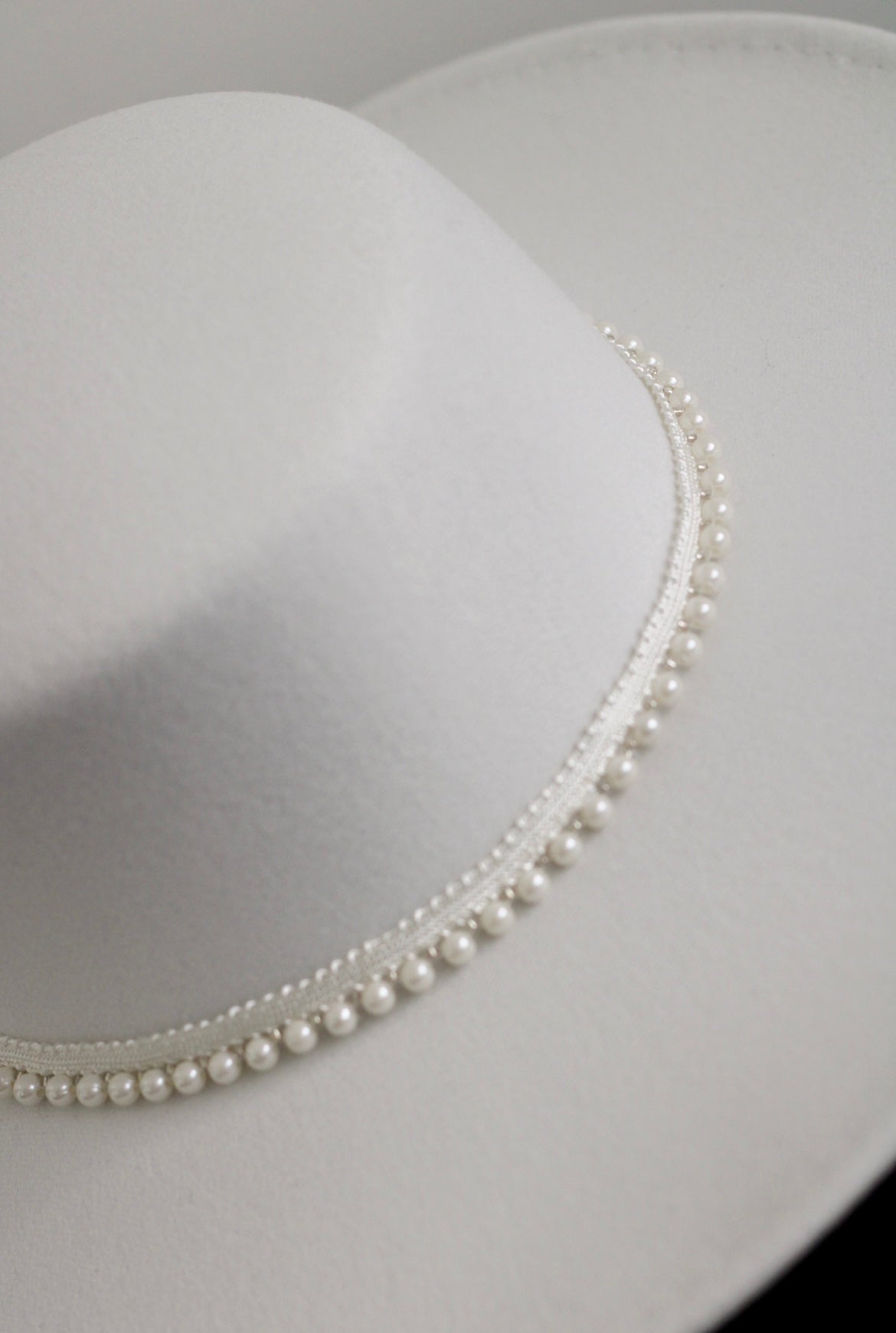 White Wedding Hat with detachable pearls - Velo Bianco