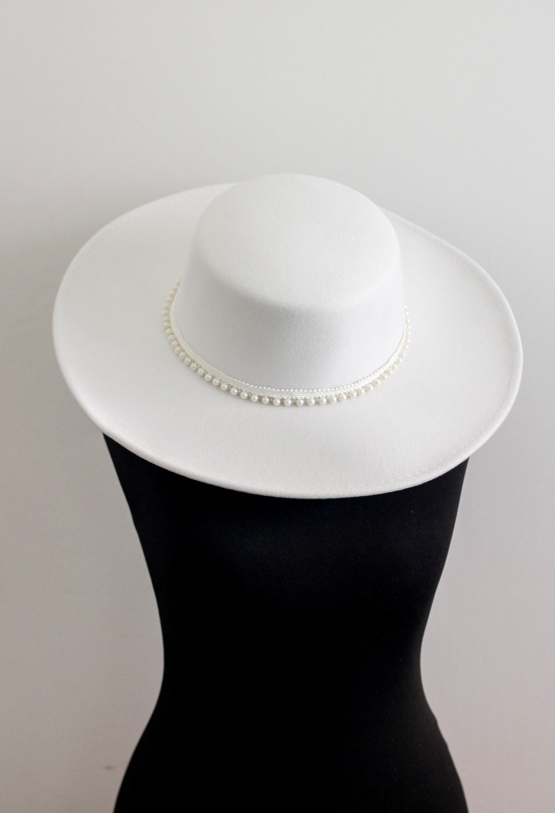 White Wedding Hat with detachable pearls - Velo Bianco
