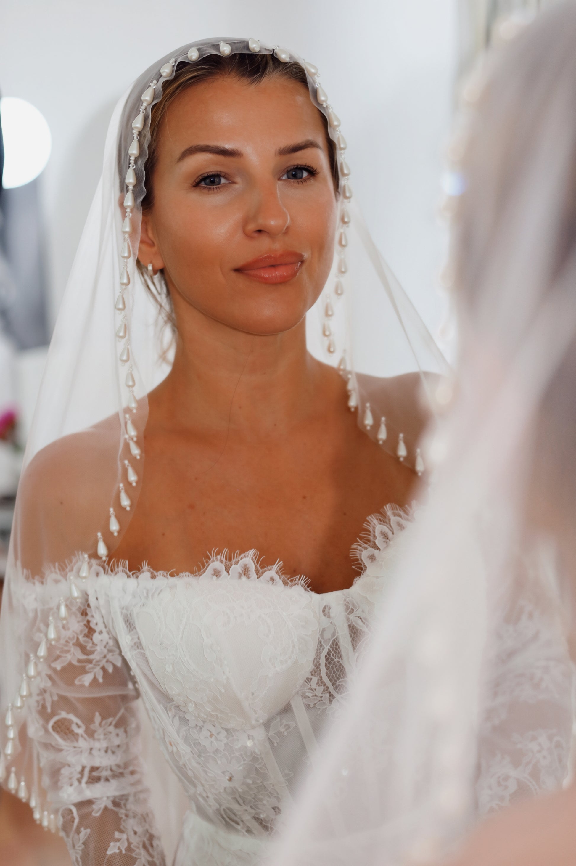Elegant fingertips wedding veil with pearl trim 