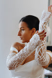 Pearl-Embellished Fingerless Bridal Gloves – Luxury Lace Wedding Sleeves