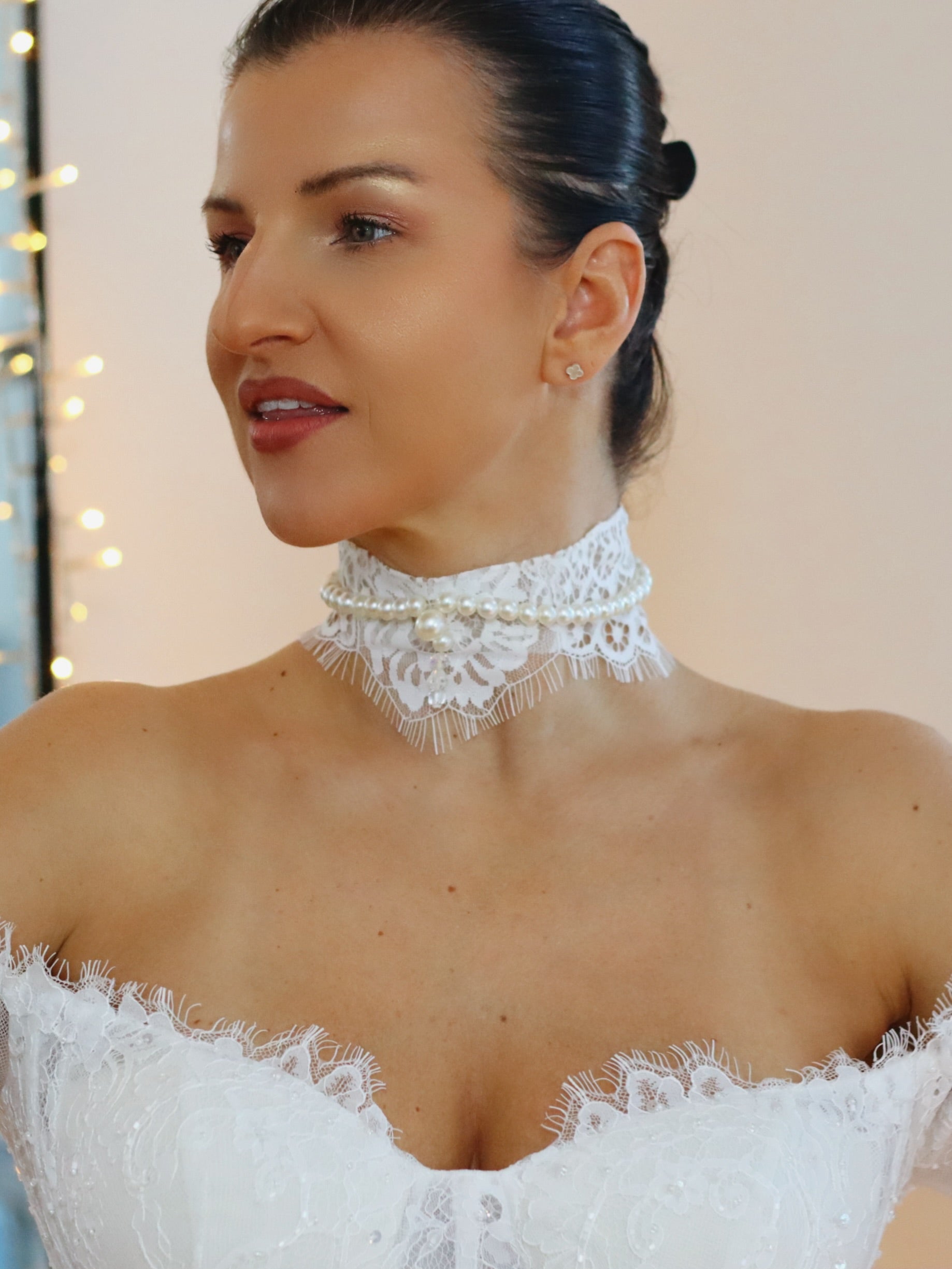 Vintage Style Chantilly Lace Bridal Choker with Pearls Velo Bianco Vintage Style Chantilly Lace Bridal Choker with Pearls Velo Bianco