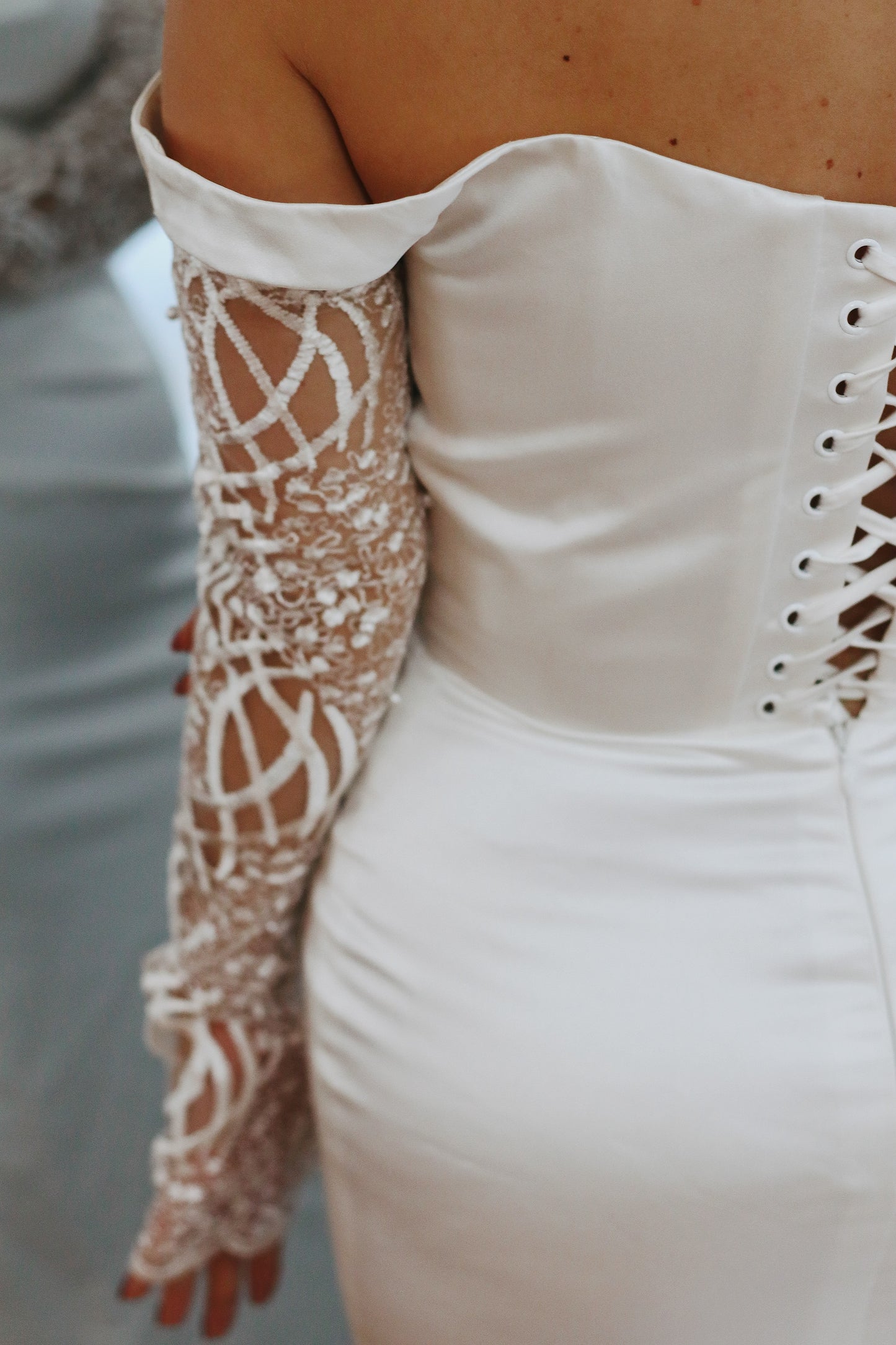 Pearl-Embellished Fingerless Bridal Gloves – Luxury Lace Wedding Sleeves
