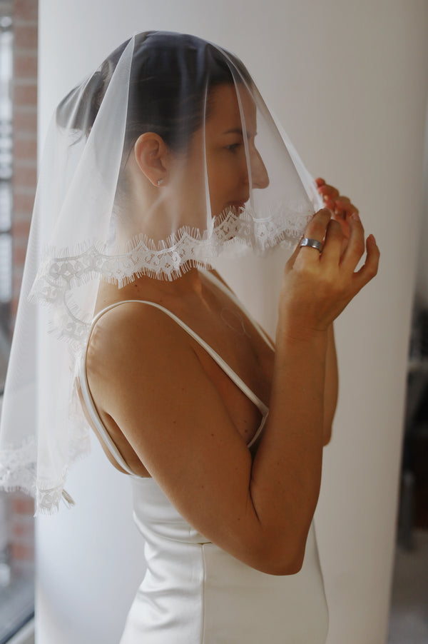 Lace Trim Short Wedding Veil