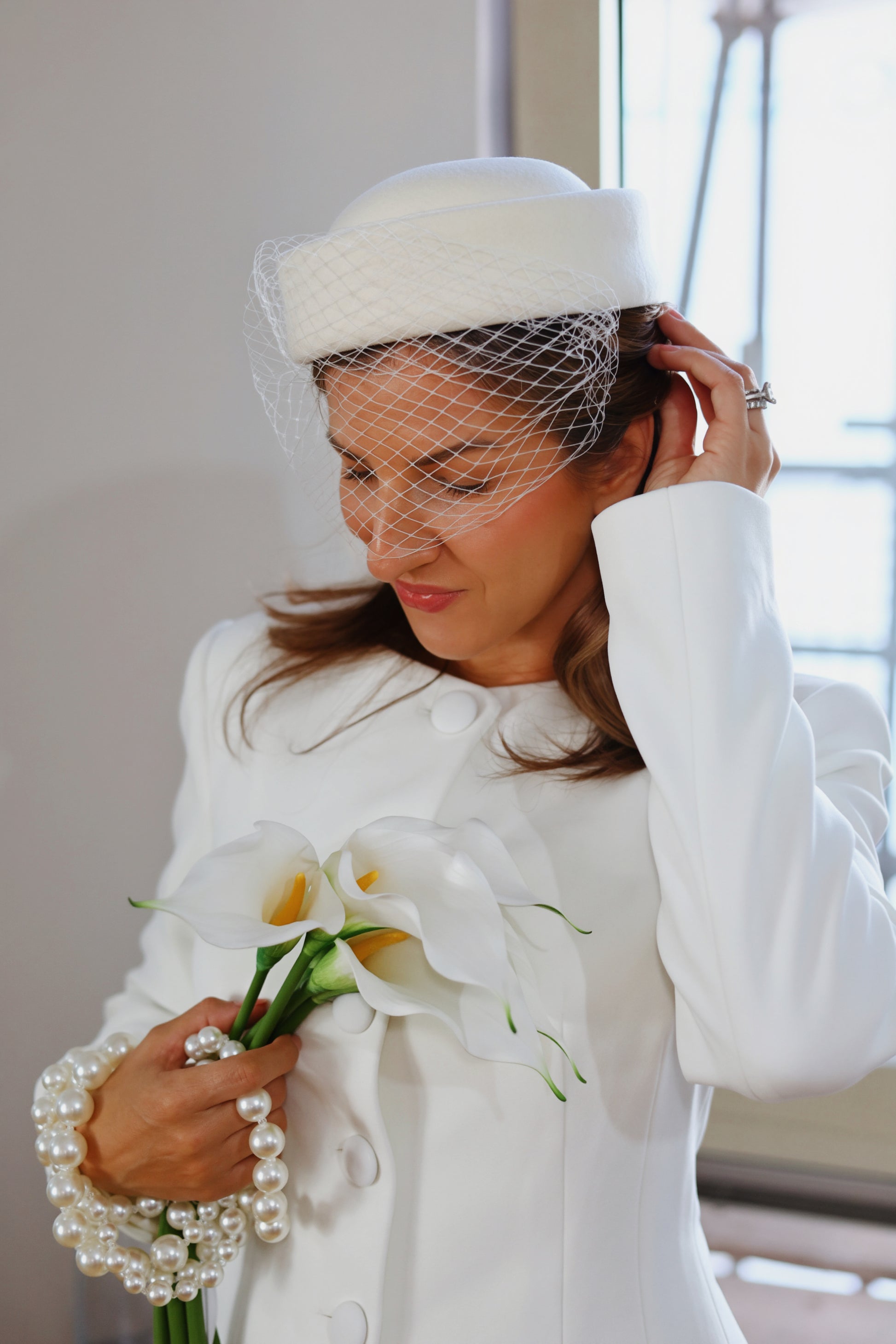Pillbox bridal hat with fascinator