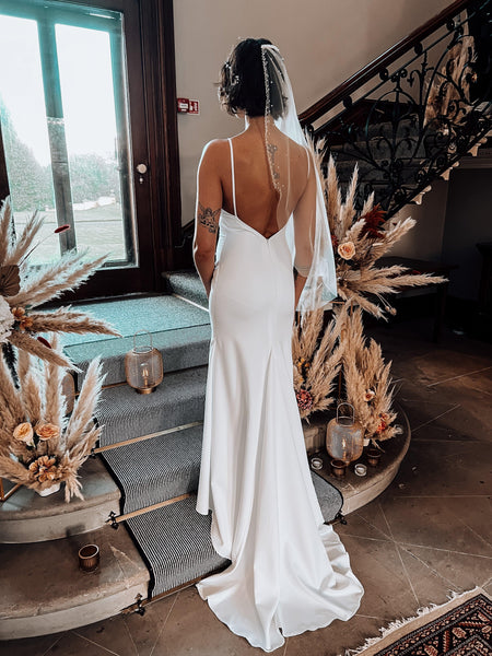 10 Backless Wedding Gown Pegs For Your Walk Down The Aisle